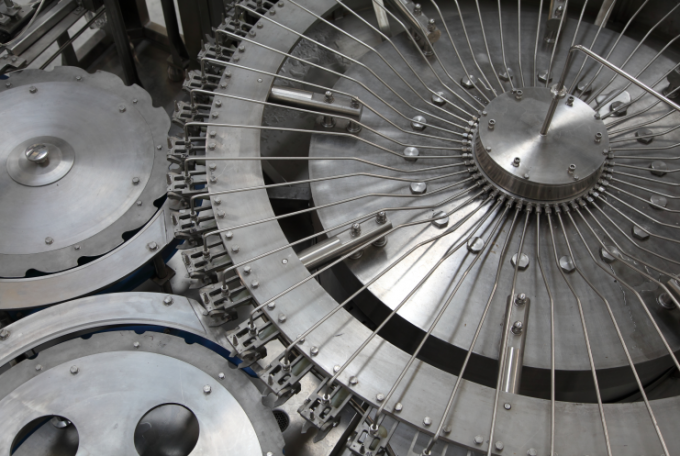 Plant voor het vullen van zuivere waterflessen met bekleding van drankverpakkingsmachines 1